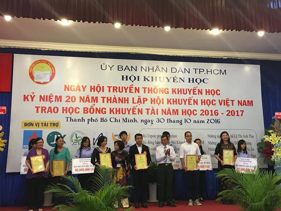 Anh Nguyễn Vũ Linh – Giám đốc công ty Innotech Việt Nam ủng hộ hội khuyến học Hồ Chí Minh